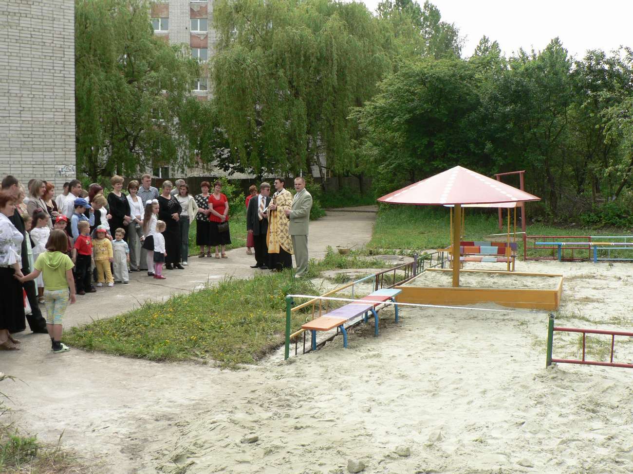 Освячення дитячого майданчика по вул. Л. Українки 25, 2007 р.