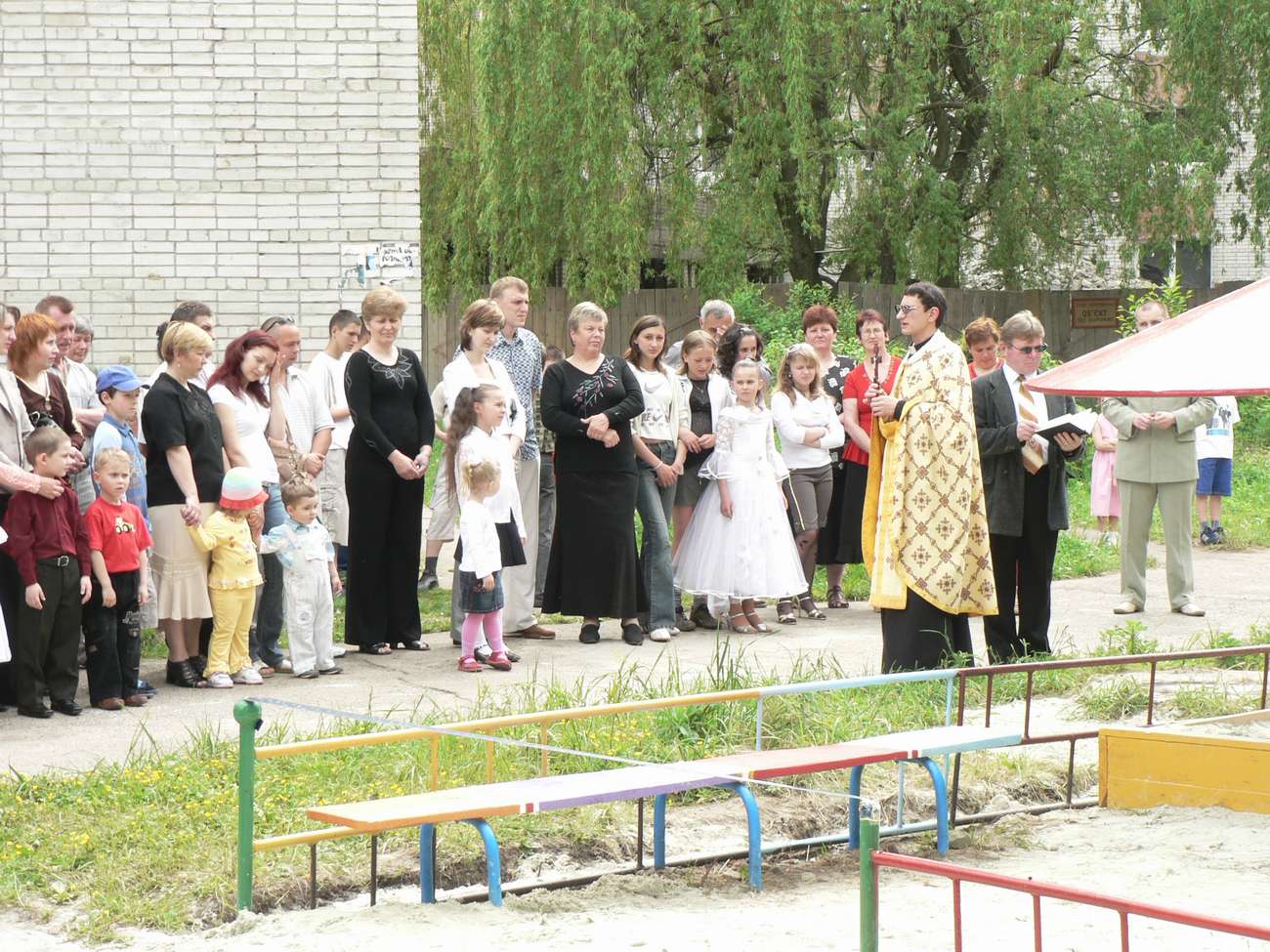 Освячення дитячого майданчика по вул. Л. Українки 25, 2007 р.