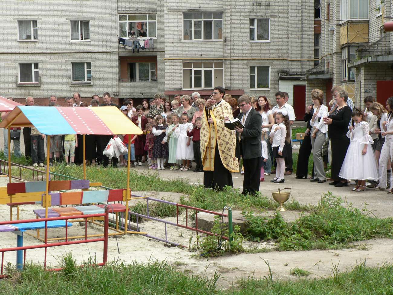 Освячення дитячого майданчика по вул. Л. Українки 25, 2007 р.