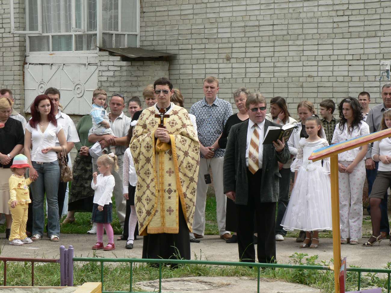 Освячення дитячого майданчика по вул. Л. Українки 25, 2007 р.