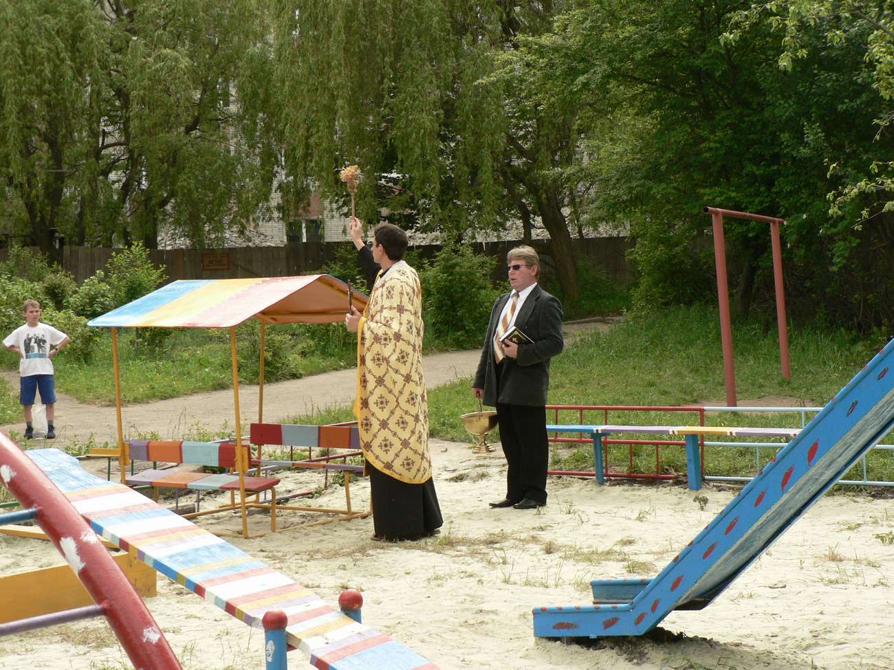Освячення дитячого майданчика по вул. Л. Українки 25, 2007 р.