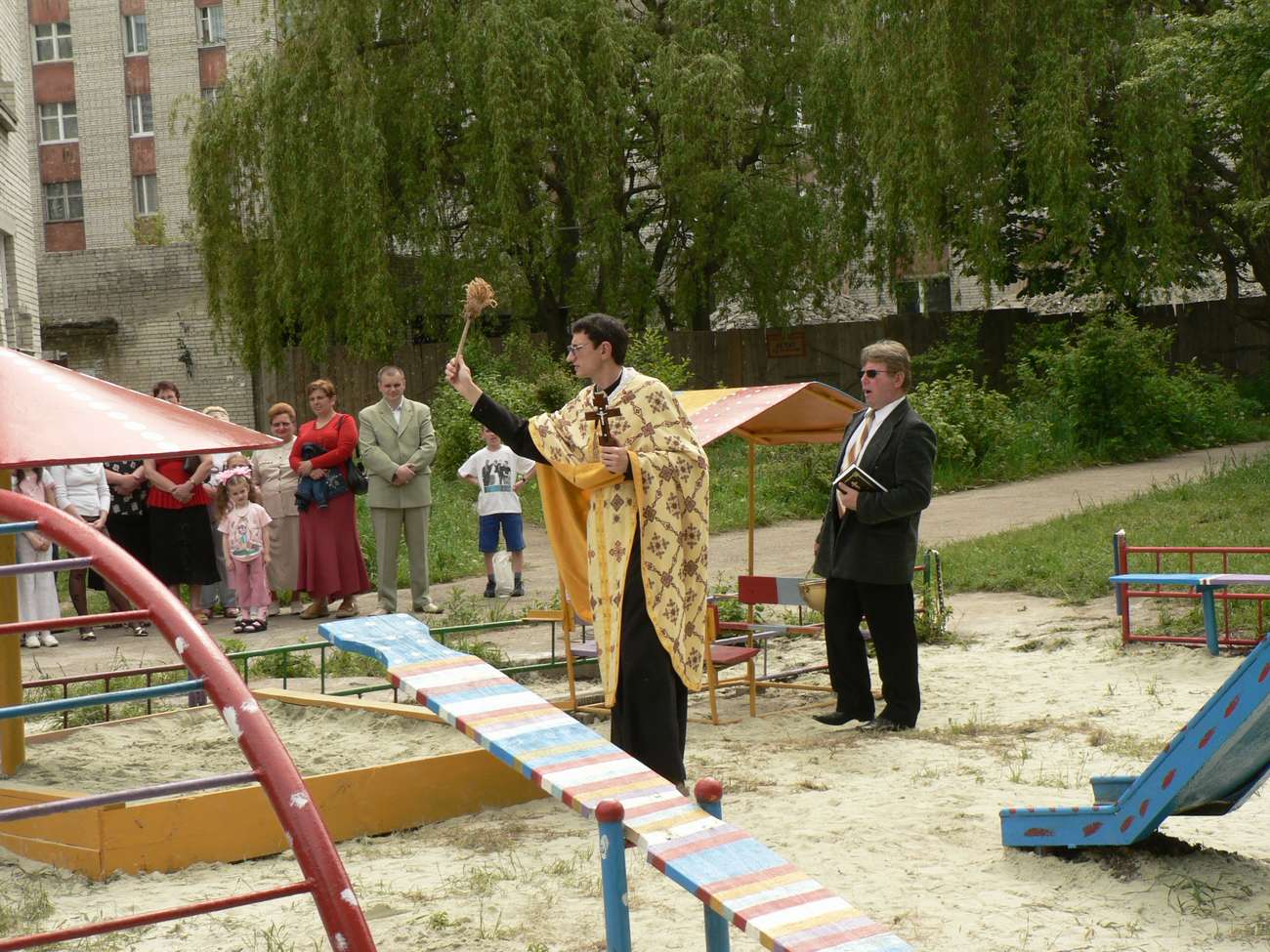 Освячення дитячого майданчика по вул. Л. Українки 25, 2007 р.
