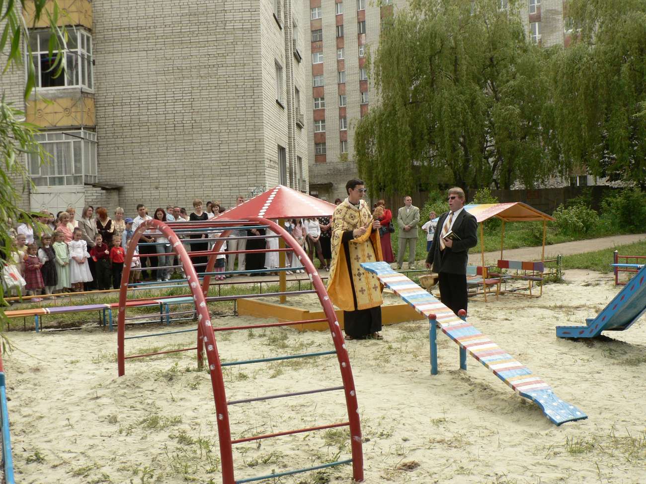 Освячення дитячого майданчика по вул. Л. Українки 25, 2007 р.