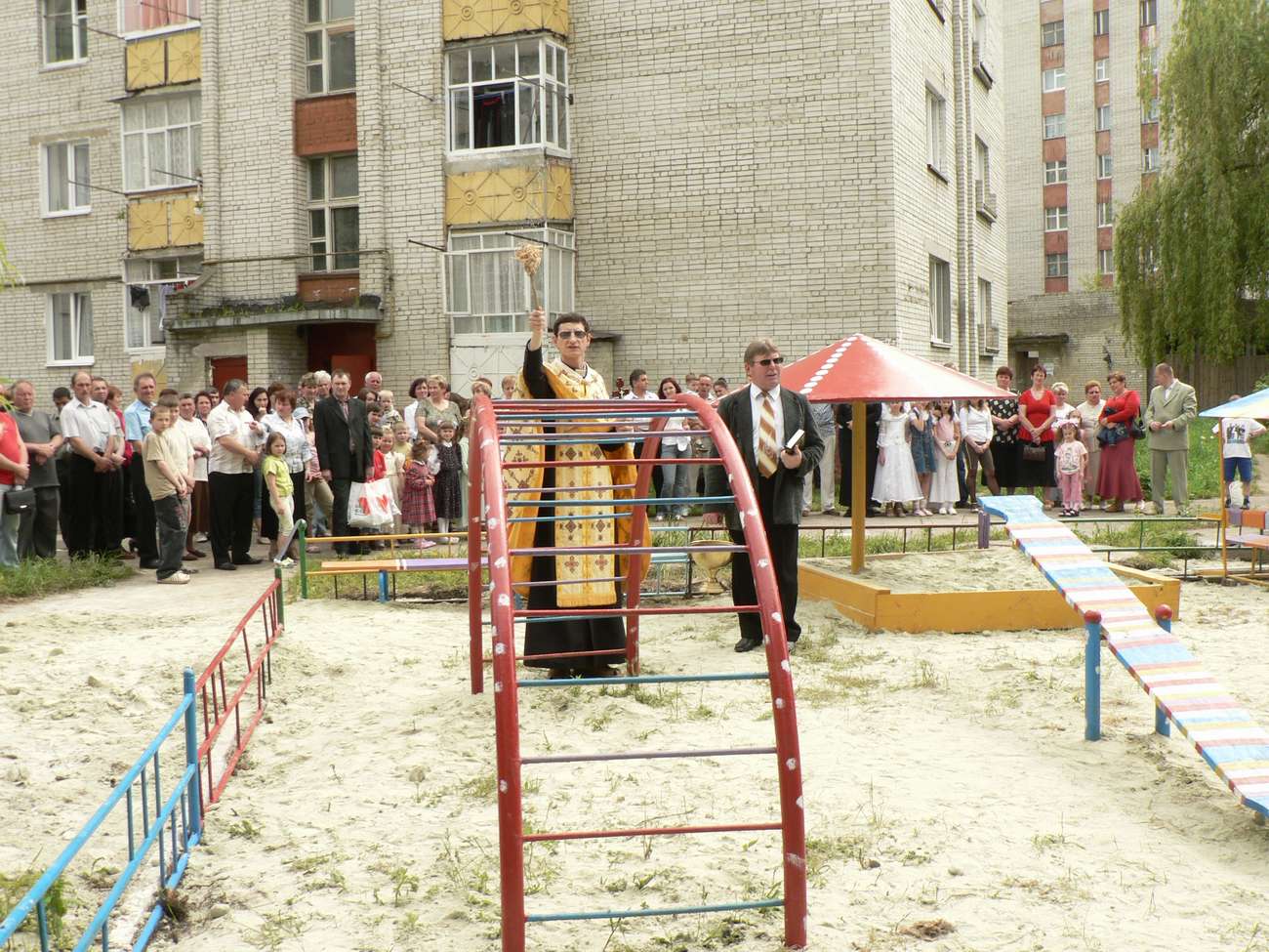 Освячення дитячого майданчика по вул. Л. Українки 25, 2007 р.