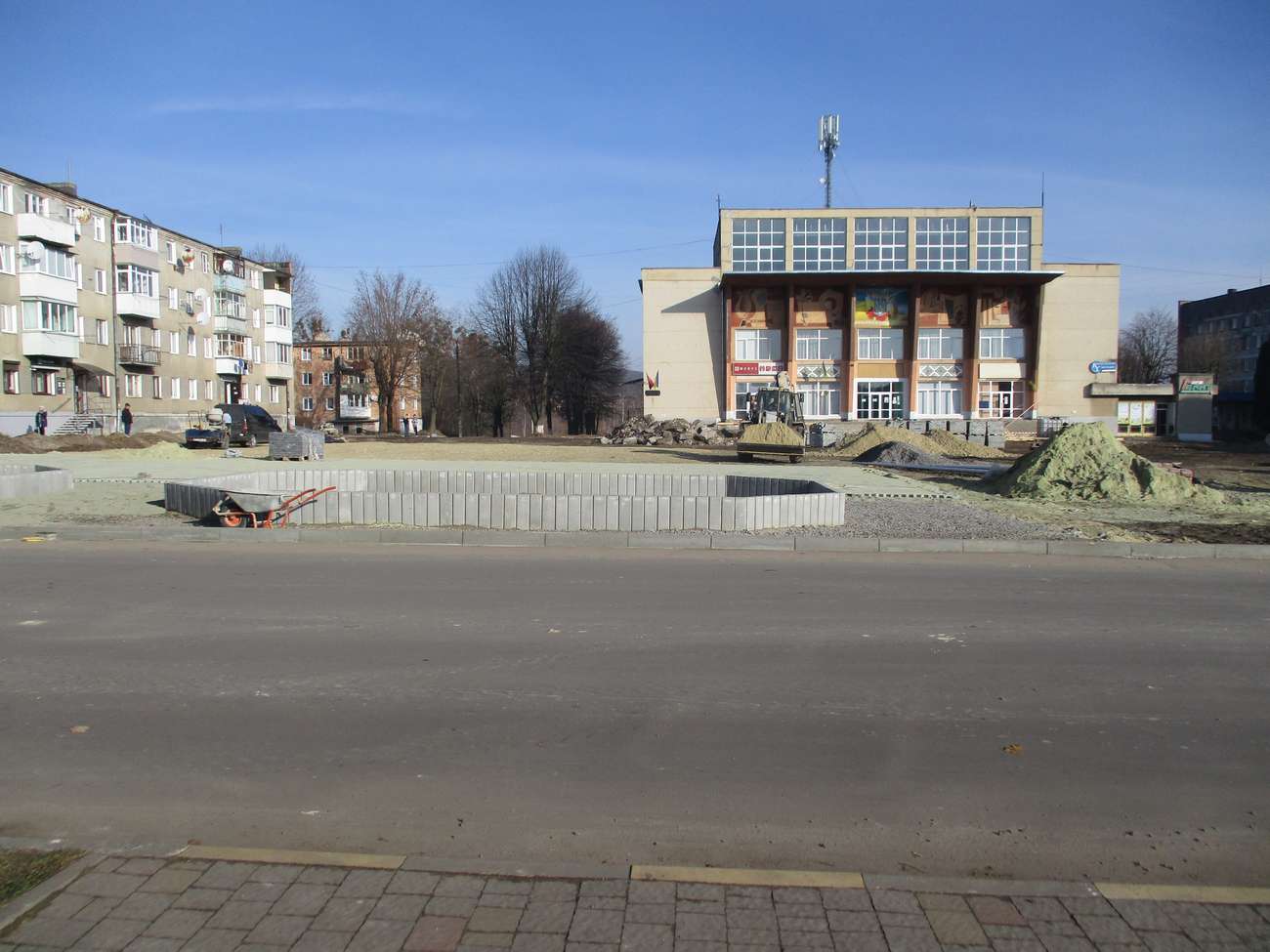 Реконструкція площі Героїв Майдану в Новому Роздолі