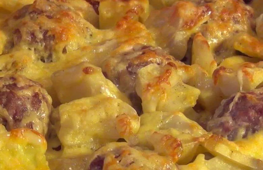 КАРТОПЛЯ З М’ЯСНИМИ КУЛЬКАМИ