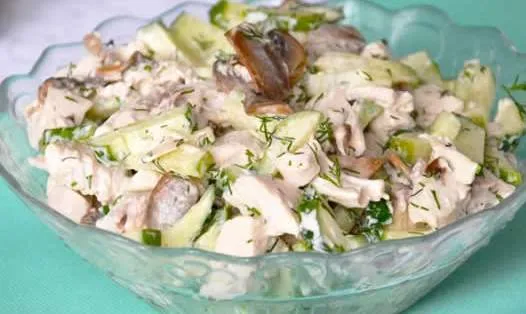 Салат з куркою, капустою та грибами