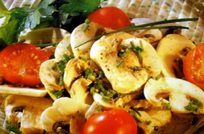 Мариновані помідори черрі з печерицями