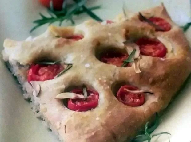 Фокача з помідорами чері Фокача з помідорами чері