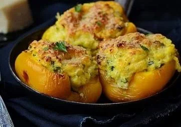 Перець, фарширований кукурудзяною крупою з овочами