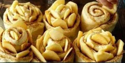 Булочки з яблуком та корицею