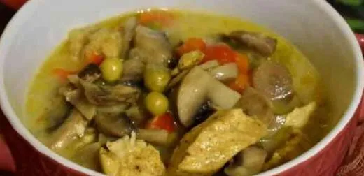 Суп з курки з грибами і горошком