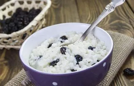 Рис з родзинками і вершковим маслом