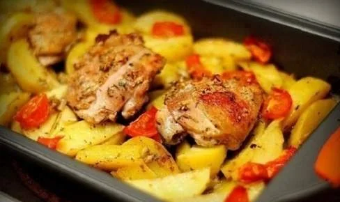 Курка, маринована в кефірі, запечена з картоплею