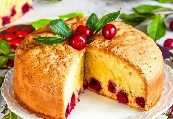 Шарлотка з вишнею Шарлотка з вишнею
