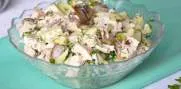 Салат з куркою, капустою та грибами