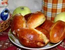 Пиріжки з яблуками з дріжджового тіста