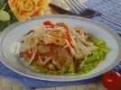 Салат зі свининою, овочами, сиром