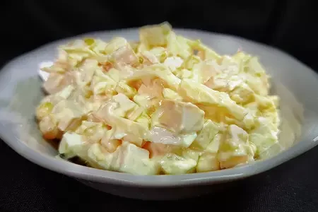 Салат з копченою куркою і ананасами Салат з копченою куркою і ананасами