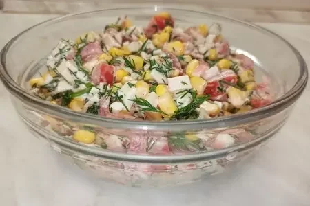 Салат з крабовими паличками і овочами Салат з крабовими паличками і овочами