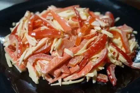 Салат з помідорами і крабовими паличками