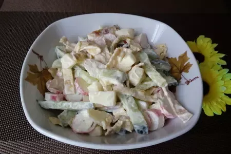 Салат з сулугуні та крабовими паличками