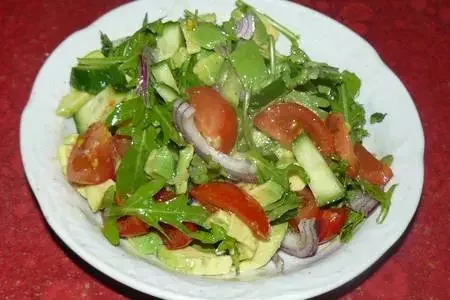 Салат з авокадо, помідорами і огірком