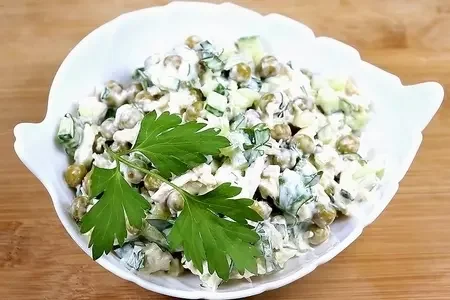 Салат з куркою, огірком і зеленим горошком
