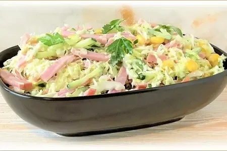 Салат з капустою і ковбасою