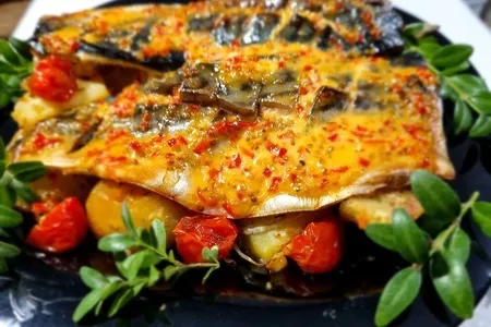 Скумбрія запечена з овочами