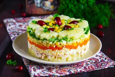 Салат з копченою куркою, ананасом і сиром