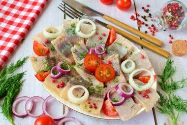 Маринований оселедець з цибулею