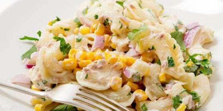 Салат з тунцем і макаронами