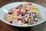 Салат з квасолею, кукурудзою, копченою ковбасою і помідорами