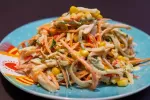 Салат з кальмаром і крабовими паличками