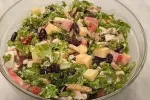 Салат з куркою, квасолею і сухариками