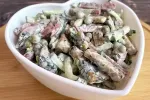 Салат з ковбасою і сухариками