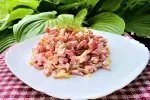 Салат з копченою ковбасою, помідорами і сиром