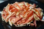 Салат з помідорами і крабовими паличками