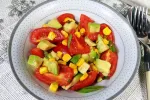 Салат із авокадо з помідорами і кукурудзою