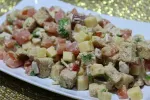 Салат з куркою і сухариками
