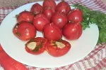 Малосольні помідори, фаршировані зеленню, часником і перцем чилі