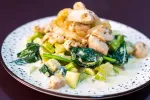 Кабачки в вершковому соусі зі шпинатом і куркою