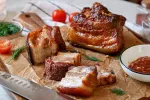 Свиняча грудинка запечена в духовці
