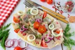 Маринований оселедець з цибулею