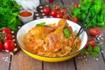 Курячі гомілки з капустою в духовці